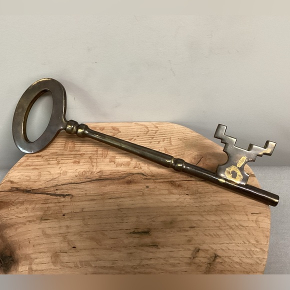 Vintage & Solid Brass & Huge - Skeleton Type Key Wall Hanger - Paperweight - Picture 4 of 10